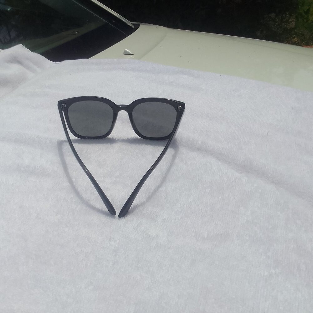 Best-selling stylish luxury well-done sunglass for him/her brand new